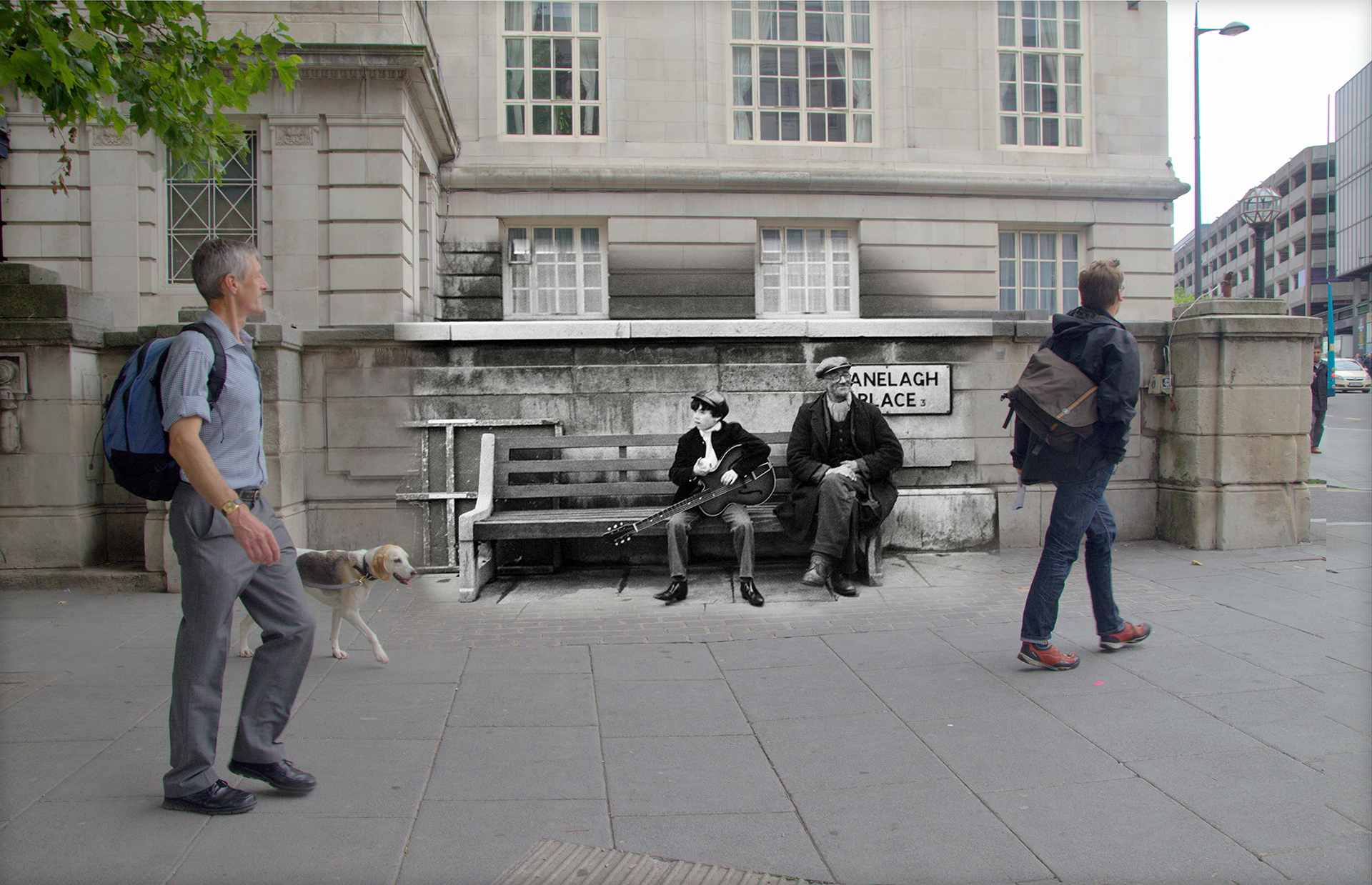 Un aspirante a joven Beatle sentado en un banco en Renelagh Place en la década de 1960, en una escena que fácilmente podría suceder hoy