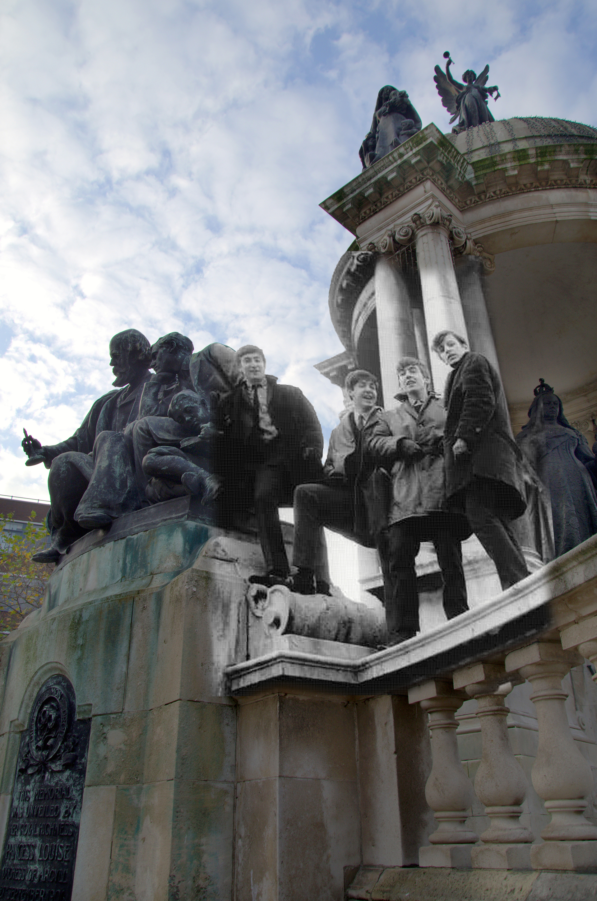 Aquí los Fab Four en la Plaza Derby, en los años 60, el paisaje no parece haber cambiado mucho en 50 años