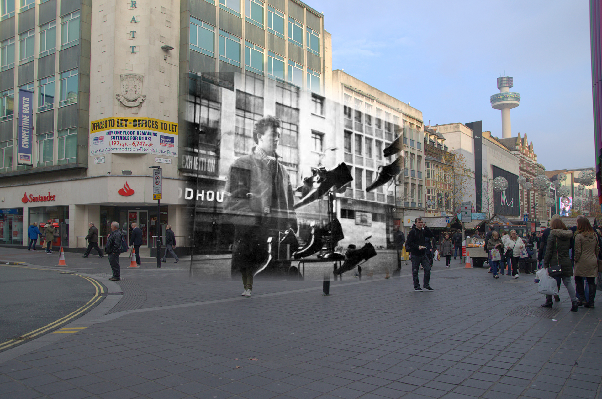 Paul McCartney frente a un escaparate en la céntrica Lord Street