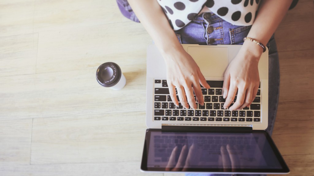 La web ofrece opciones para consolidar conceptos de educación, economía y ciencia, entre otros contenidos (IStock)