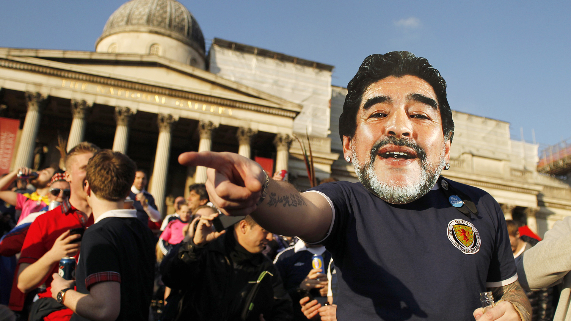 Escoceses llevaron máscaras de Diego Maradona para burlarse de Inglaterra (Reuters)