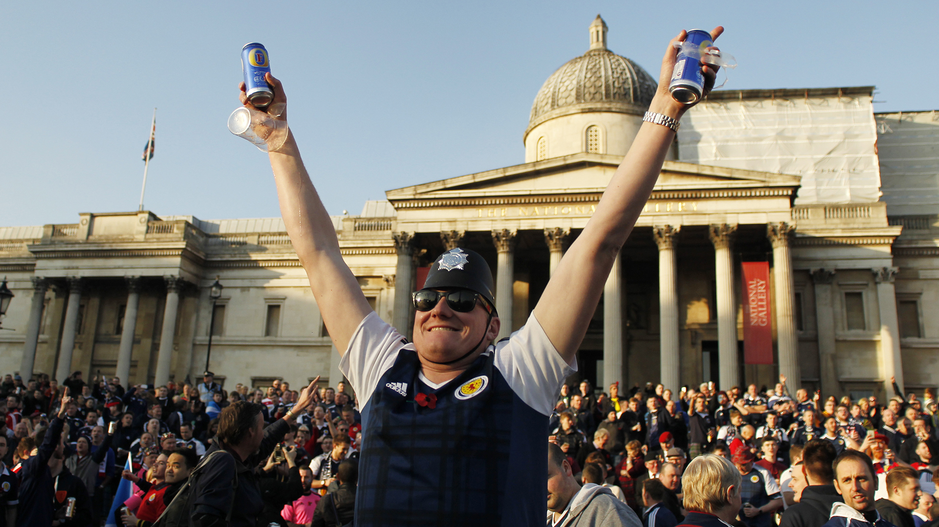 El alcohol hizo que muchos hinchas terminaran en malas condiciones (Reuters)