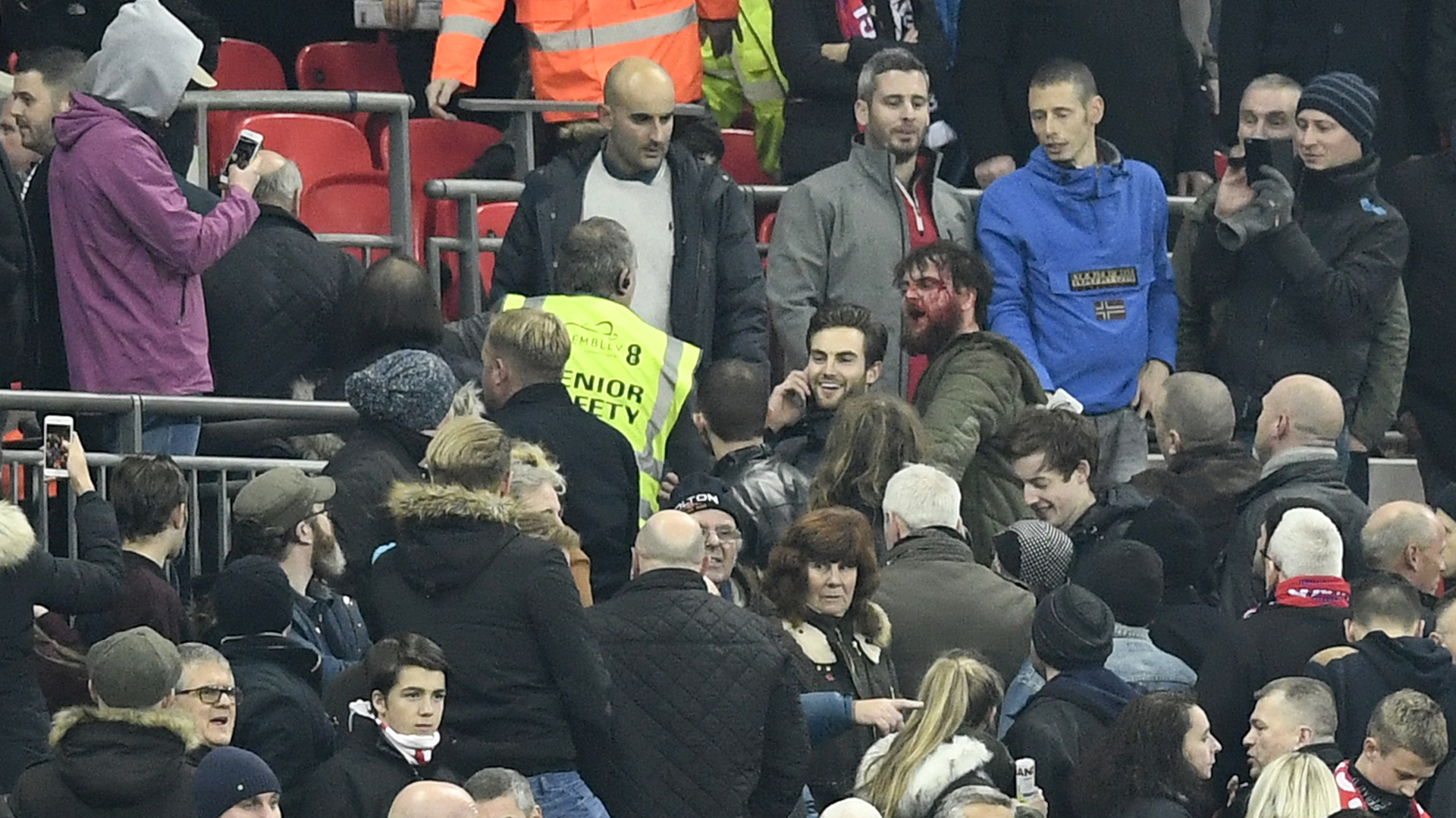 Hinchas de Inglaterra y Escocia se tomaron a golpes de puño (Reuters)