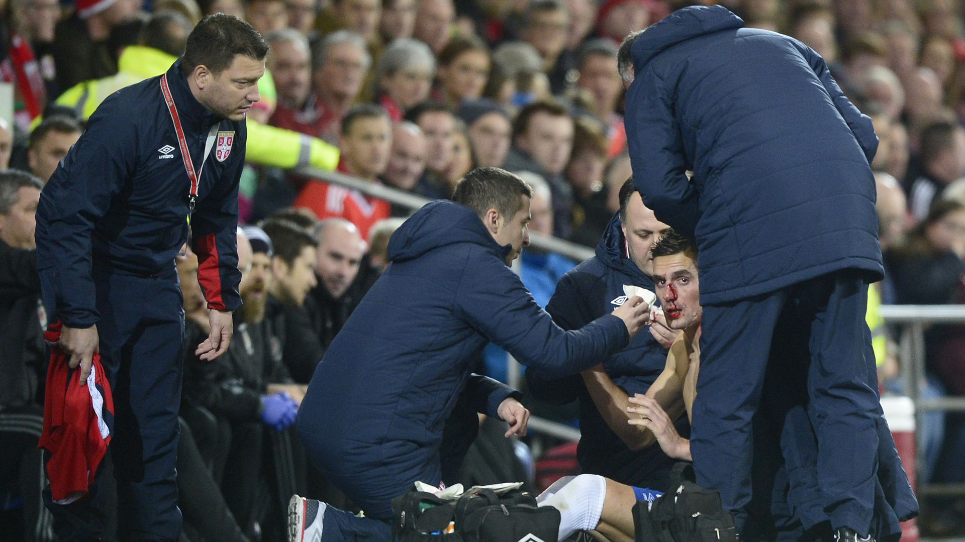 El árbitro no cobró falta alguna tras el golpe de Neil Taylor (Reuters)