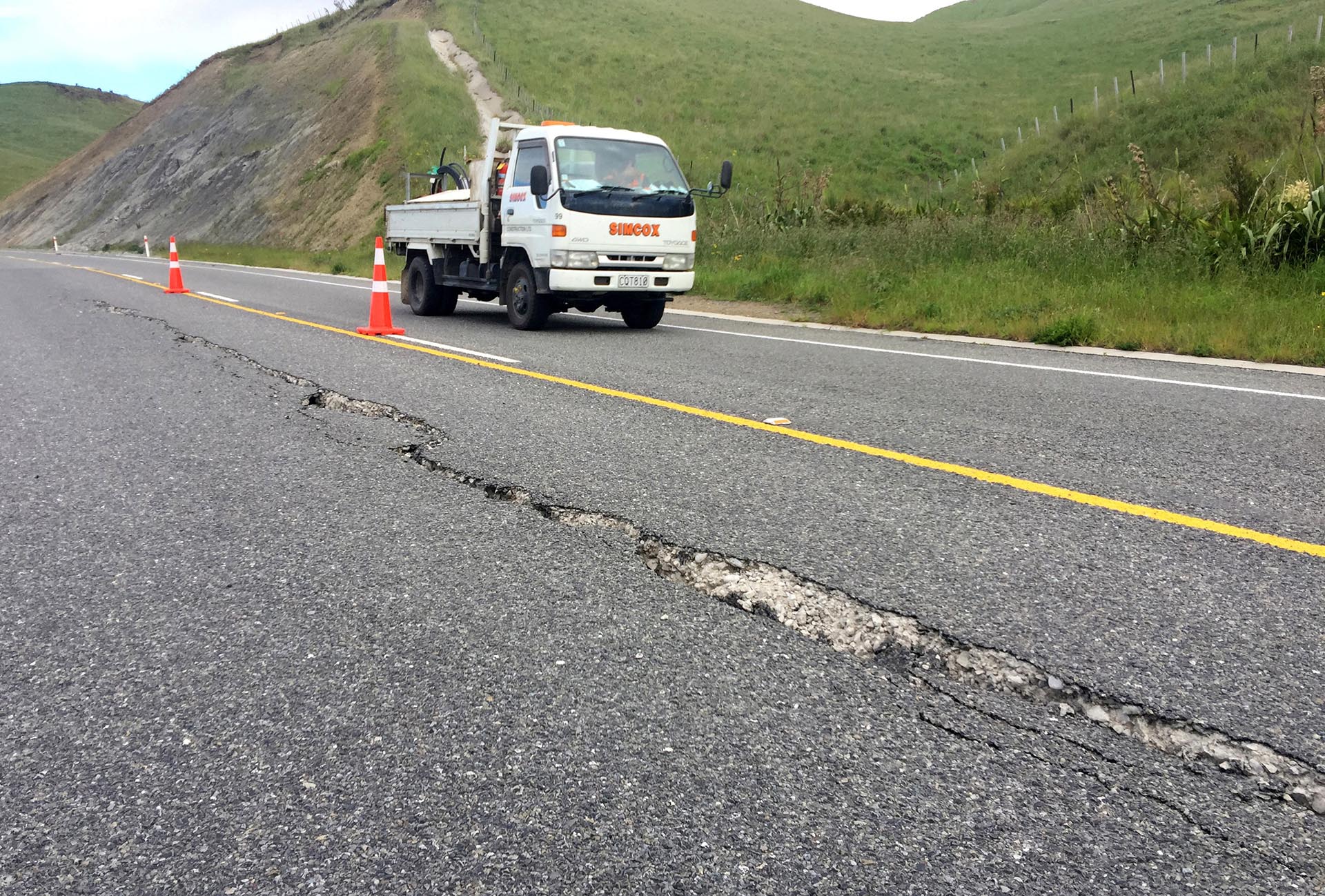 Un camión conduce a lo largo de una carretera fracturada causada por un terremoto entre las ciudades de Seddon y Ward en la Isla del Sur de Nueva Zelanda