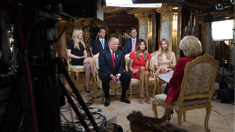 El Presidente electo Donald Trump y su familia hablan con Lesley Stahl de 60 Minutes. (Foto: Chris Albert – CBS)