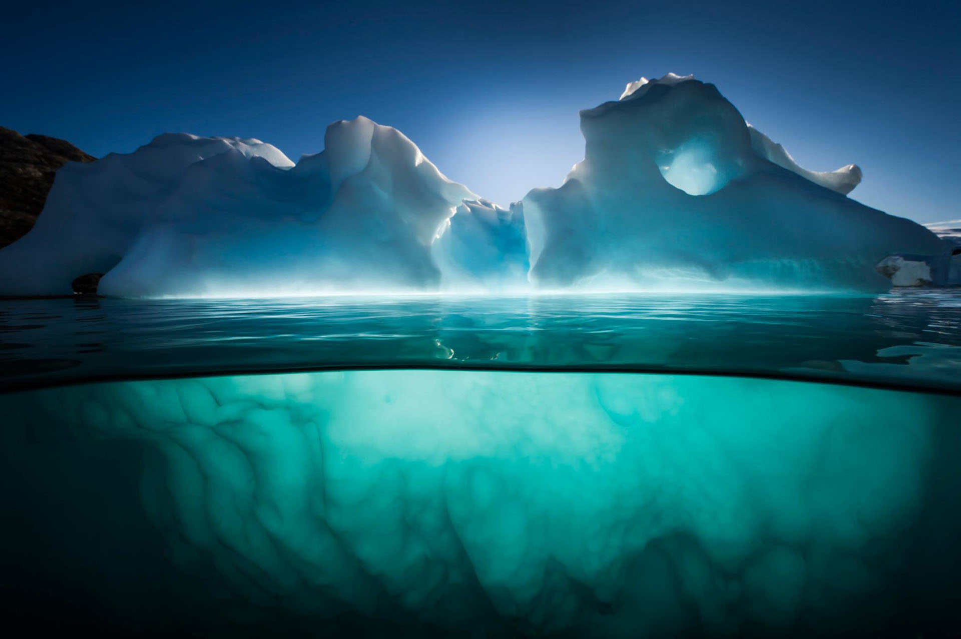 Un iceberg cerca de la isla roja Scoresbysund fiordo, Groenlandia