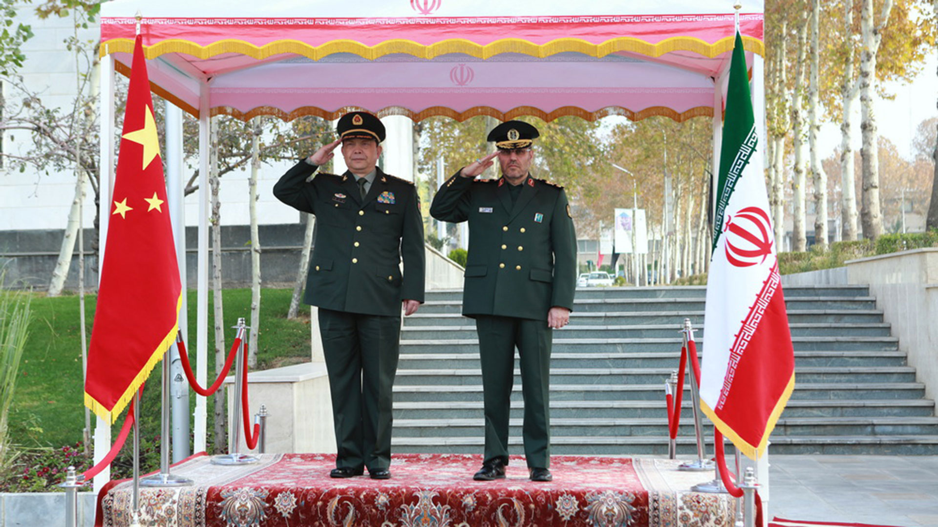 La República Islámica y el gigante asiático acordaron realizar maniobras militares conjuntas (AFP)