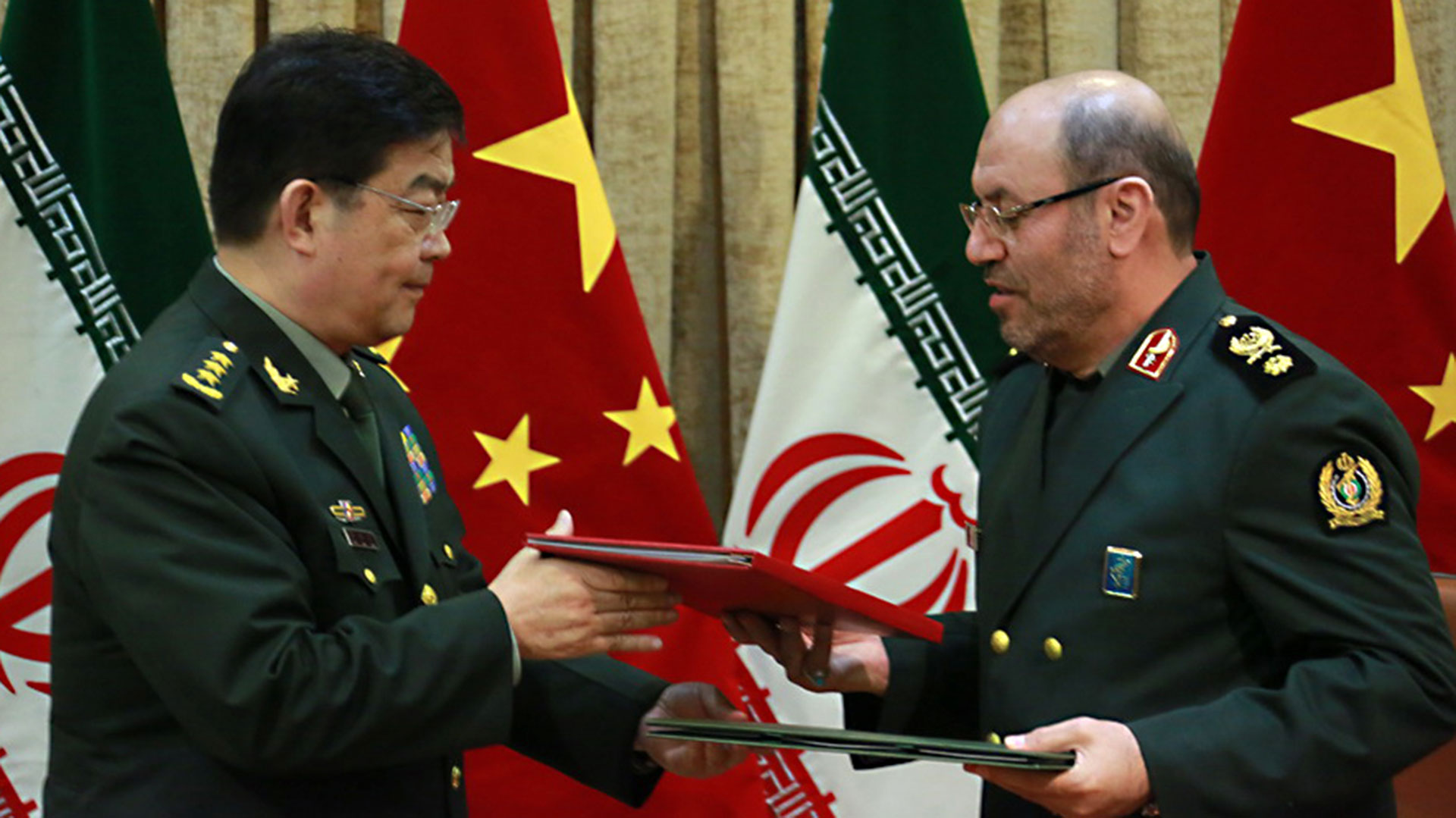 Los ministros de Defensa de China e Irán (AFP)