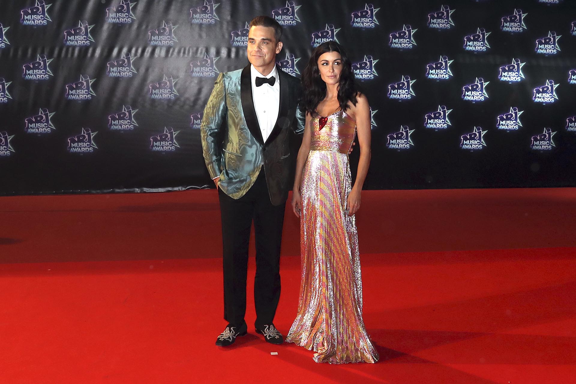 Con un smoking brilloso y zapatos bordados, Robbie Williams fue otra de las estrellas que desfiló por la red carpet y arribó en compañía de la cantante francesa, Jennifer