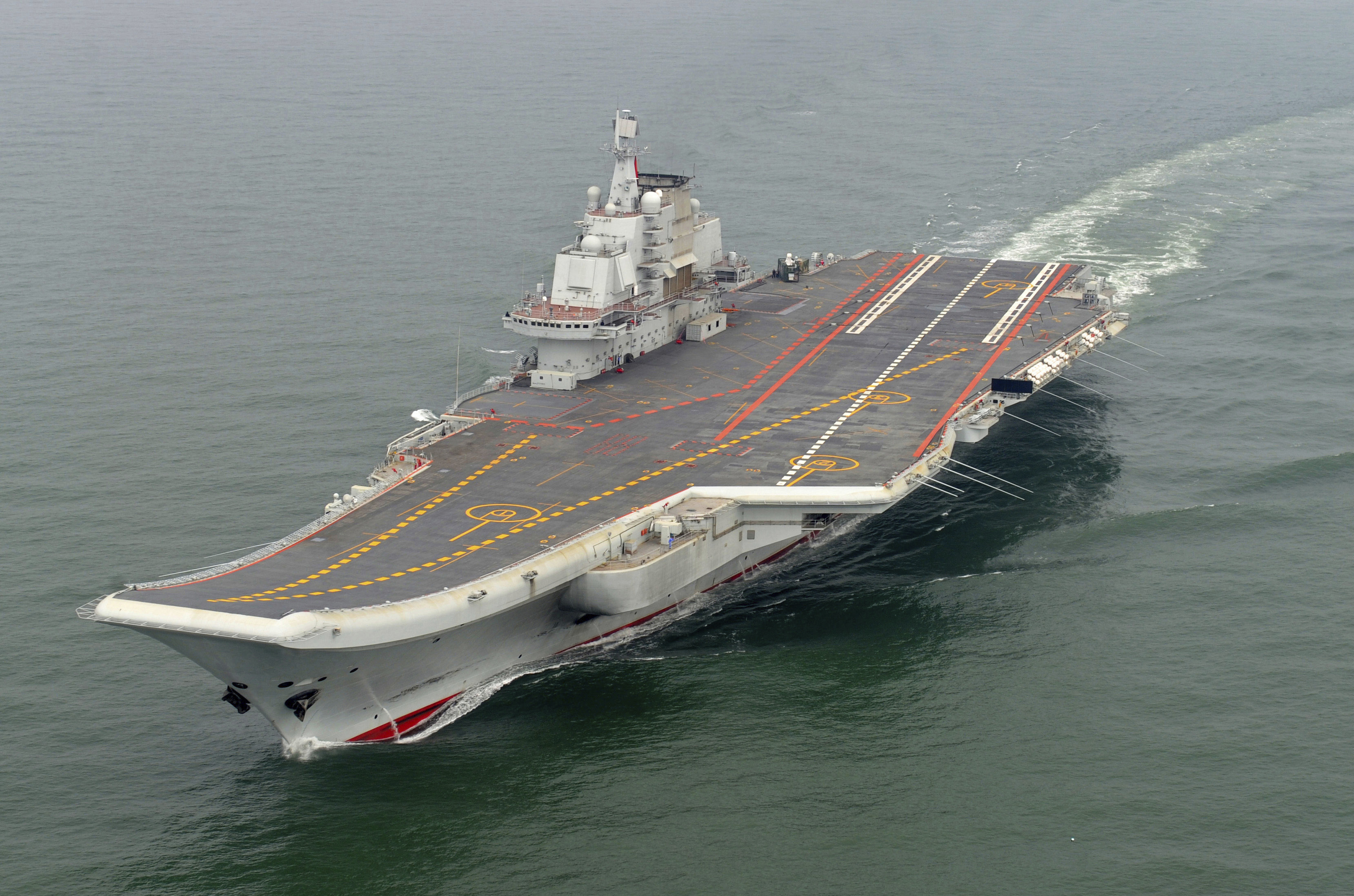 El portaaviones chino Liaoning (AP)