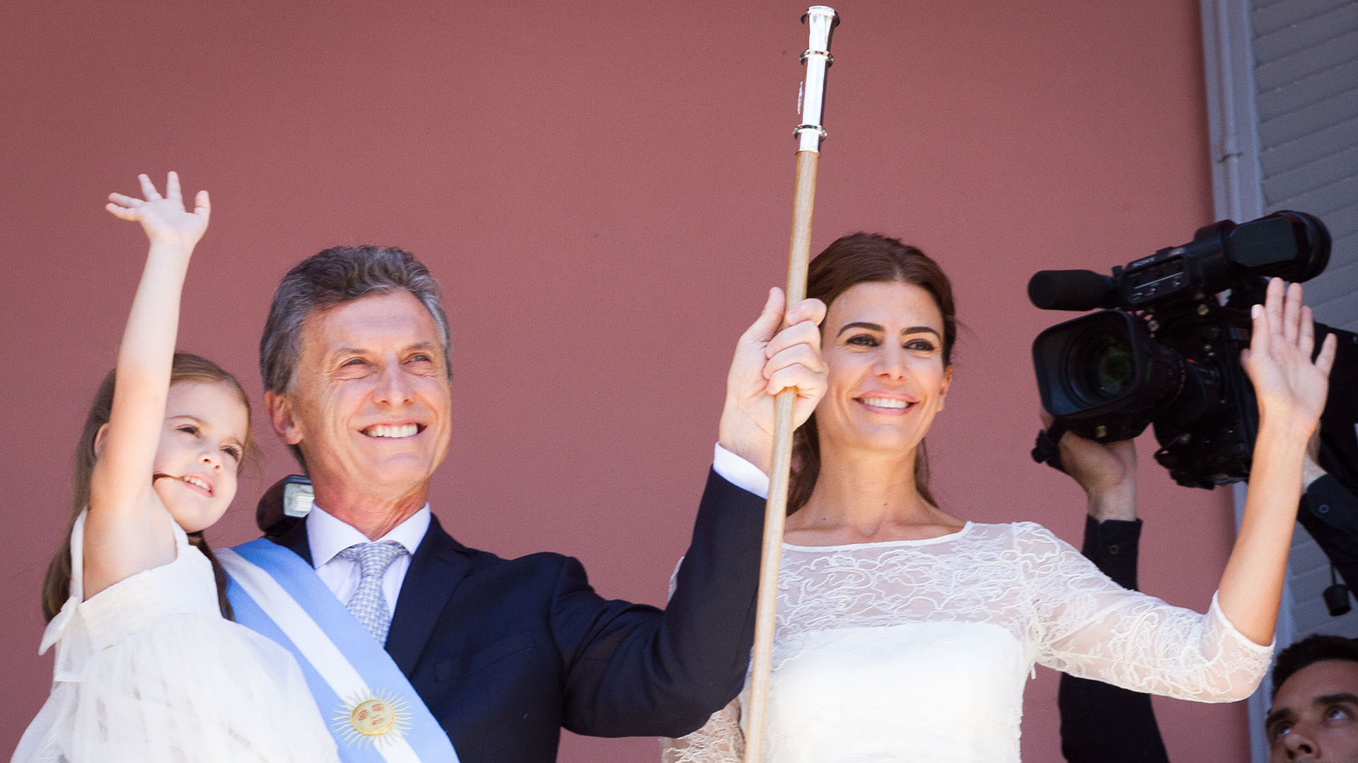 Mauricio Macri llegó a la Presidencia como un representante de la nueva política. Buscando desacralizar los símbolos del poder, bailó y cantó en el balcón que los peronistas creen -todavía- que es de Perón. Momento de felicidad para la familia presidencial. Era el 10 de diciembre de 2015.