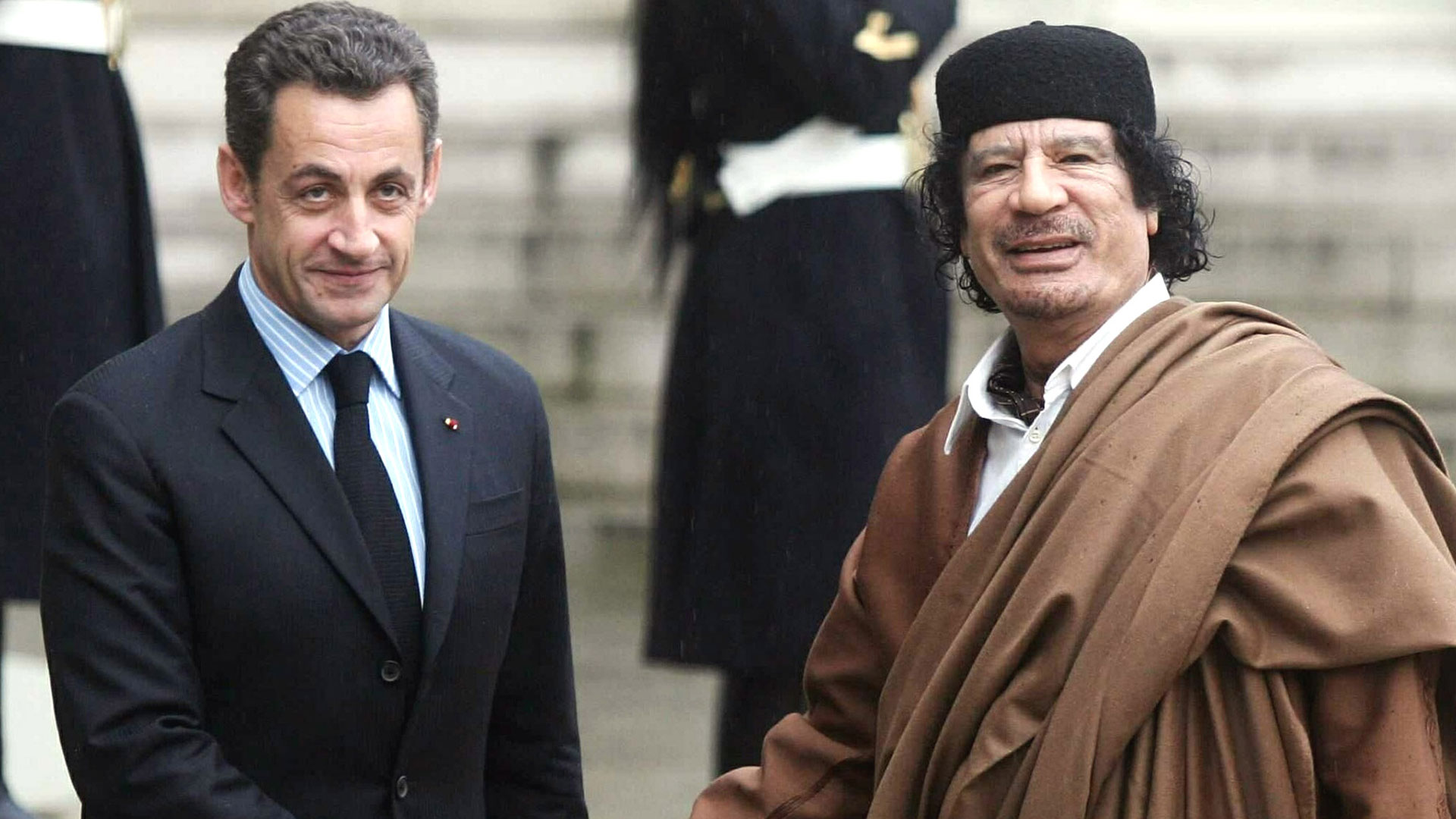 Nicolas Sarkozy junto al ex dictador libio, Muamar el Gadafi