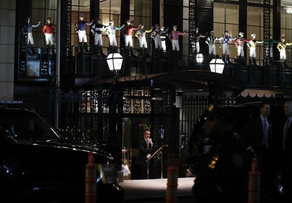 Personal de seguridad resguarda el local 21 Club (AP)