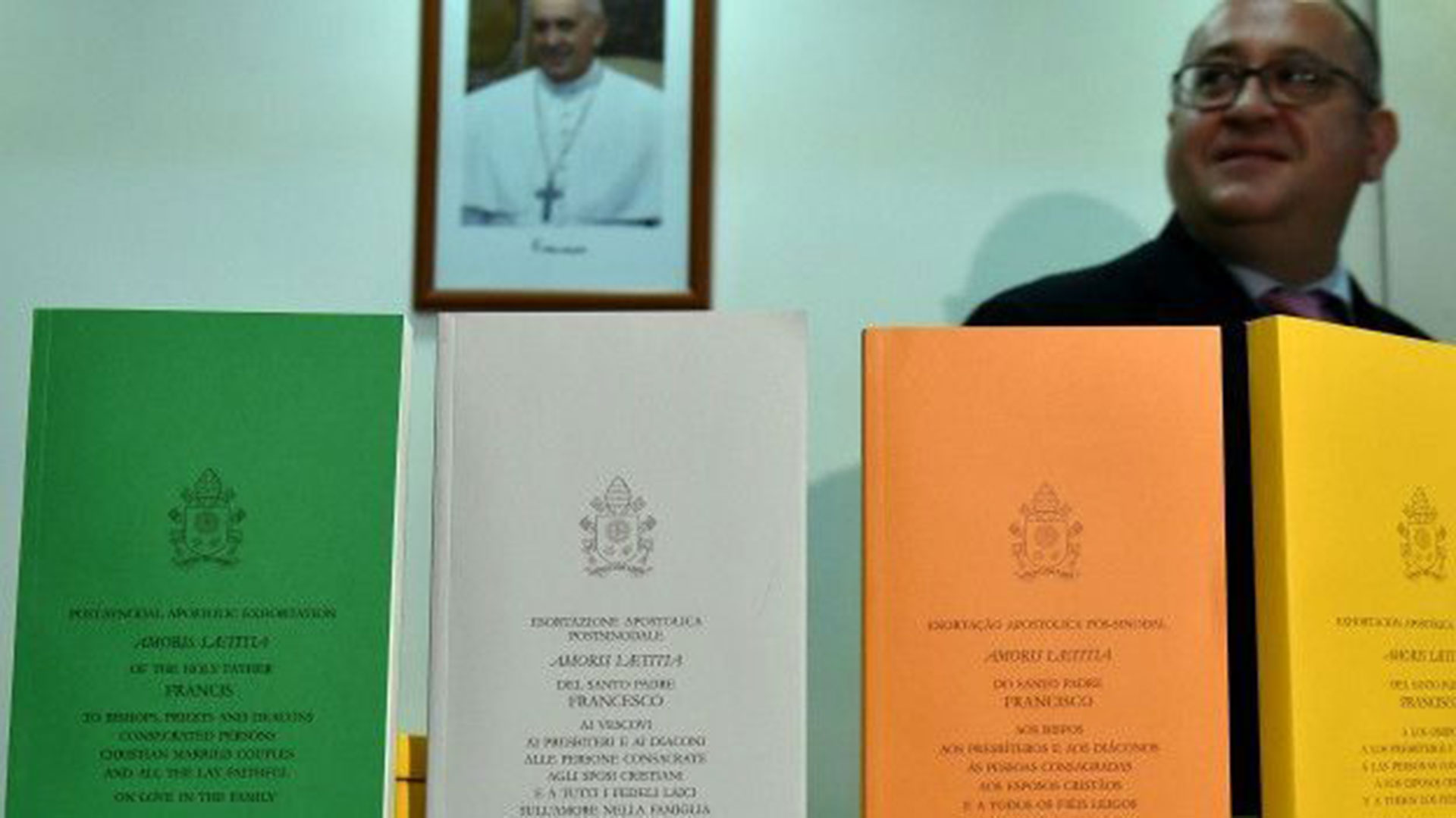 Copias de la exhortación apostólica postsinodal Amoris Laetitia (AFP)