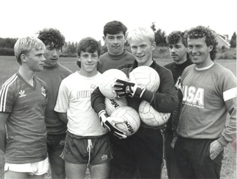 Barry Bennell (con la camiseta de USA), rodeado de sus jugadores