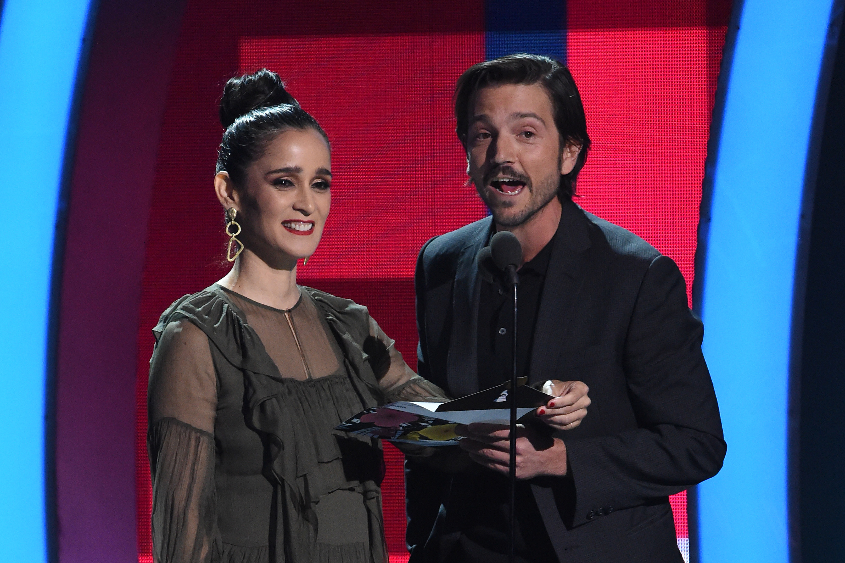 Julieta Venegas y Diego Luna presentan el premio a la canción del año