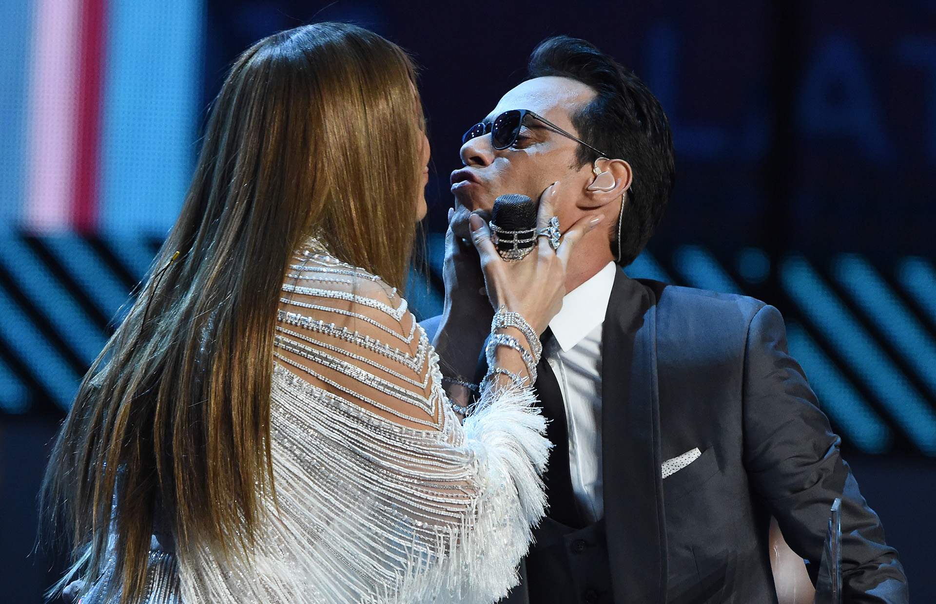 Jennifer Lopez besó a Marc Anthony durante su show