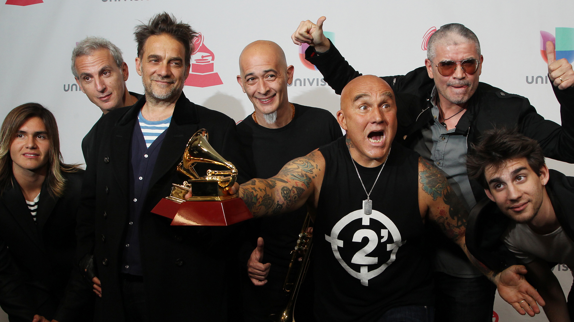Los Fabulosos Cadillacs posan con su galardón al mejor Album de Rock y a la Mejor Canción de Rock Best Rock
