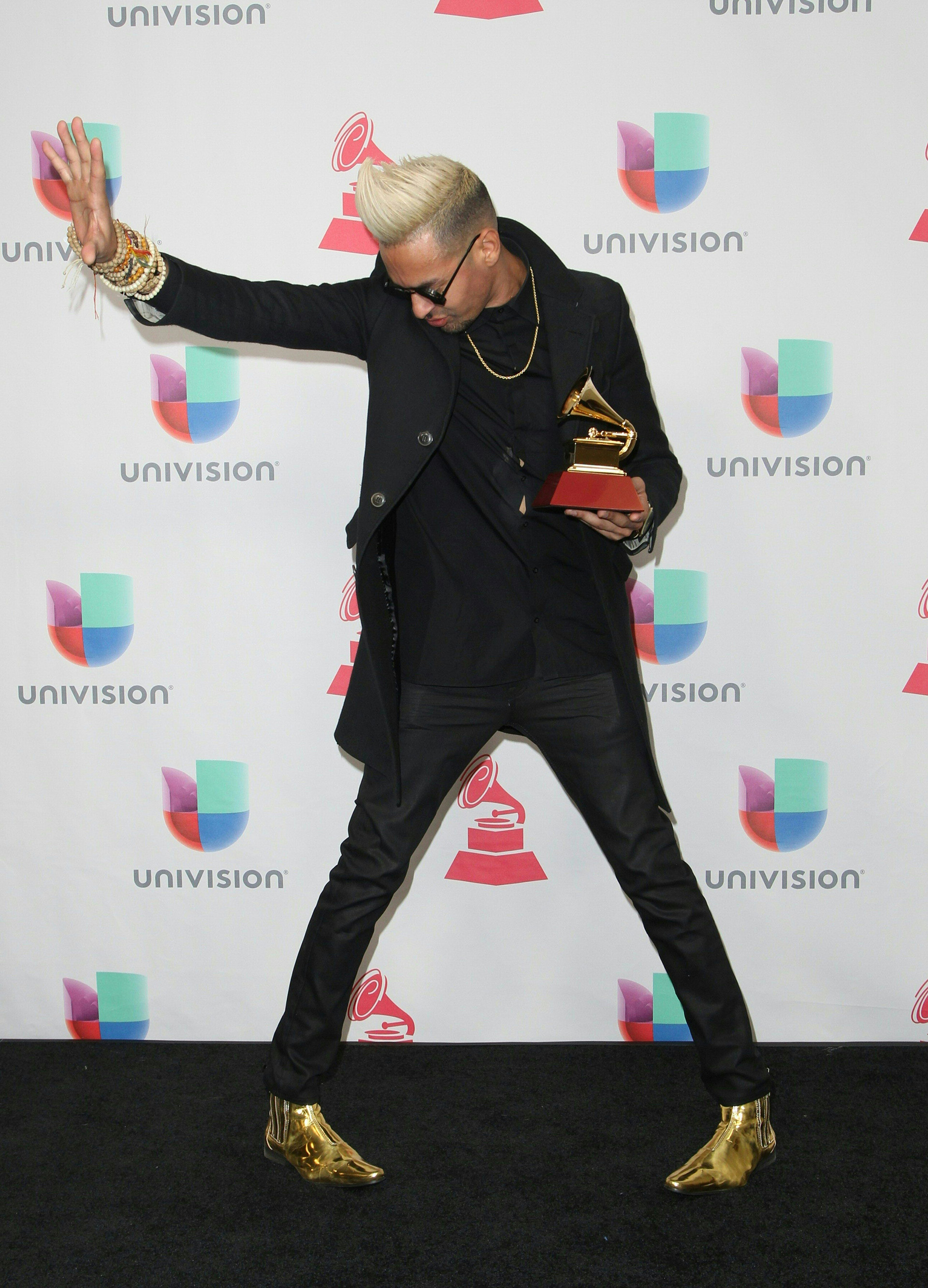 Motiff posa con su Grammy al mejor album de fusión tropical