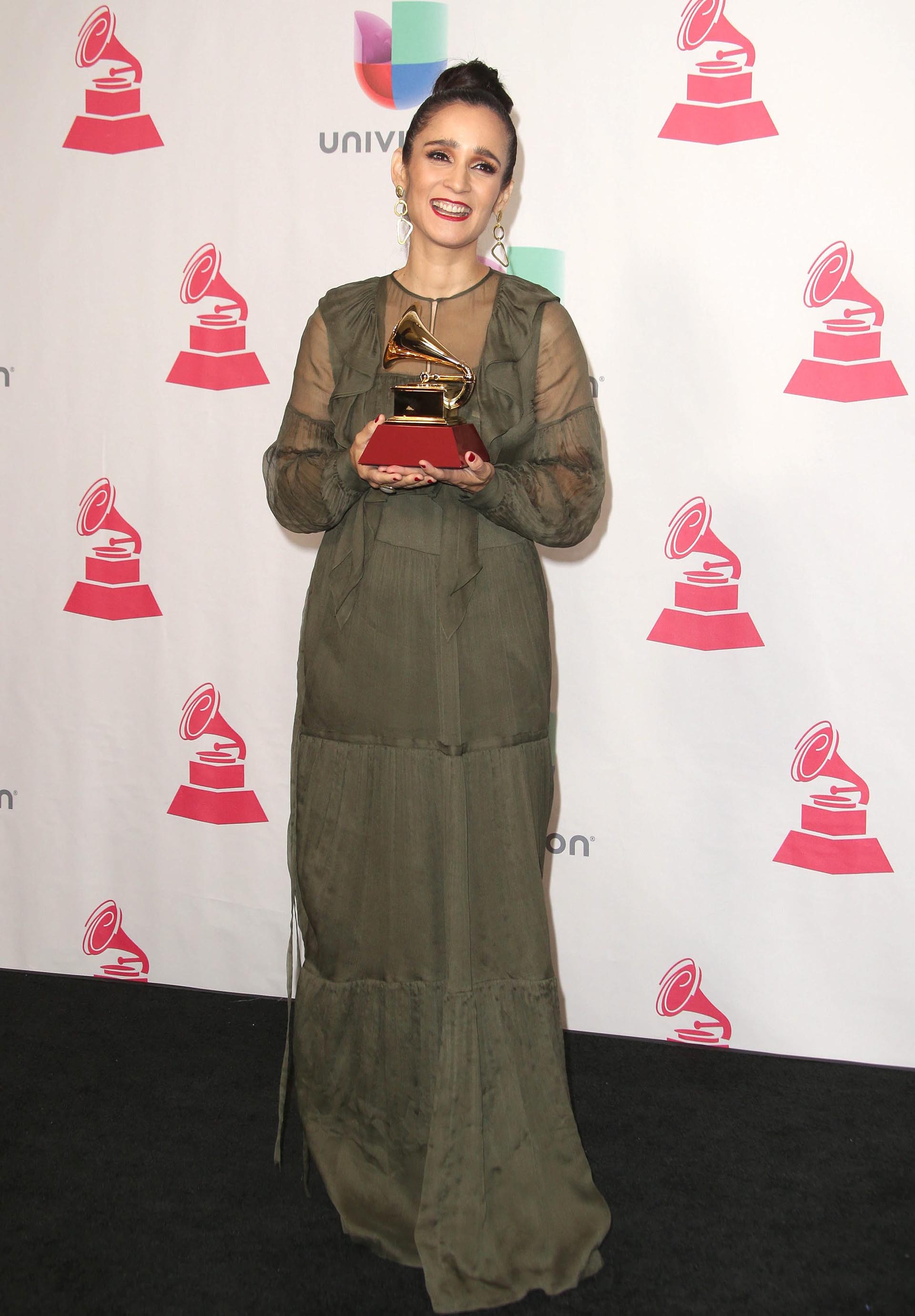 Julieta Venegas posa con su premio a Mejor Álbum Pop/Rock