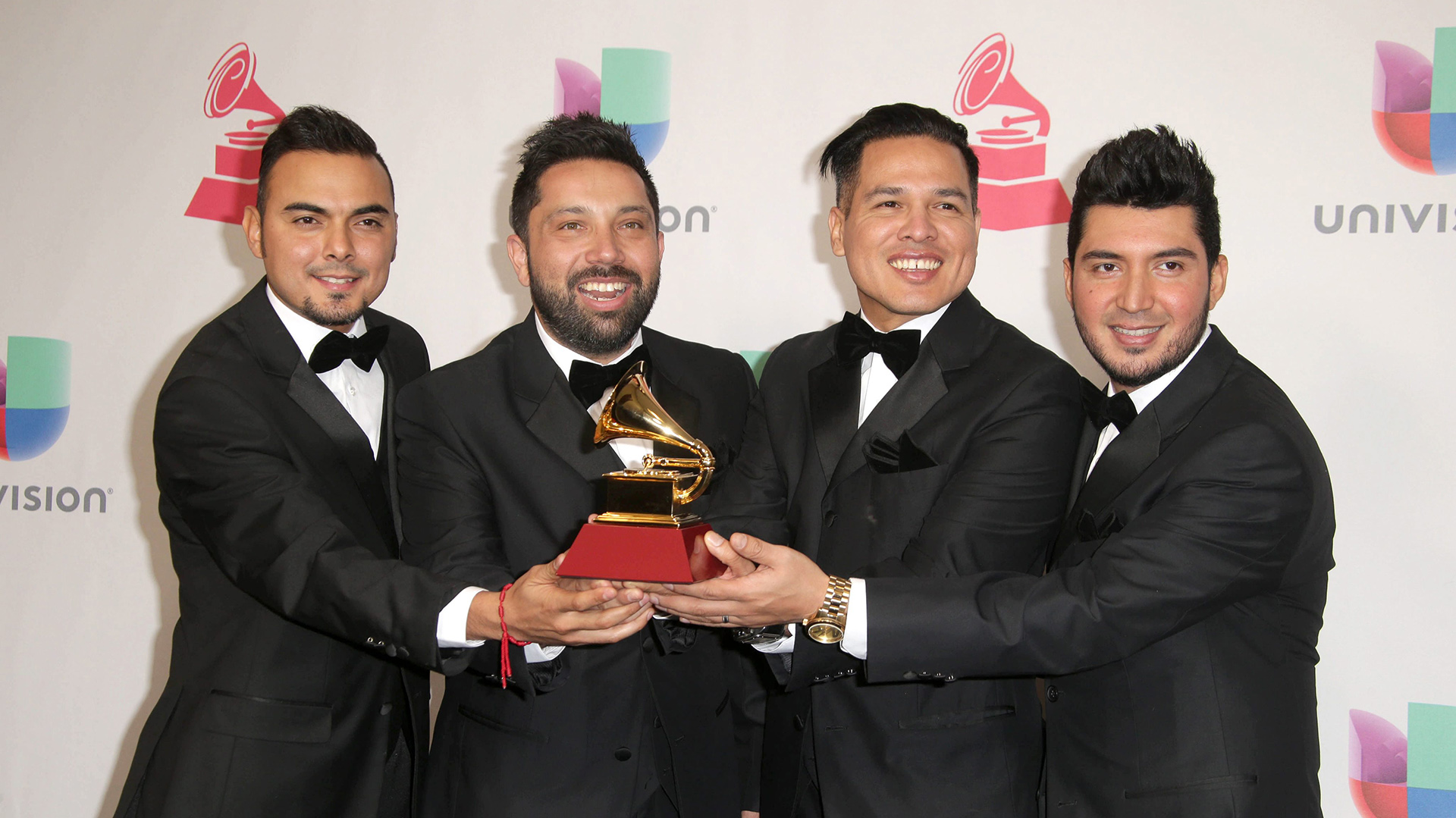 La Banda El Recodo de Cruz Lizarraga posa con su premio a Mejor Álbum de Banda