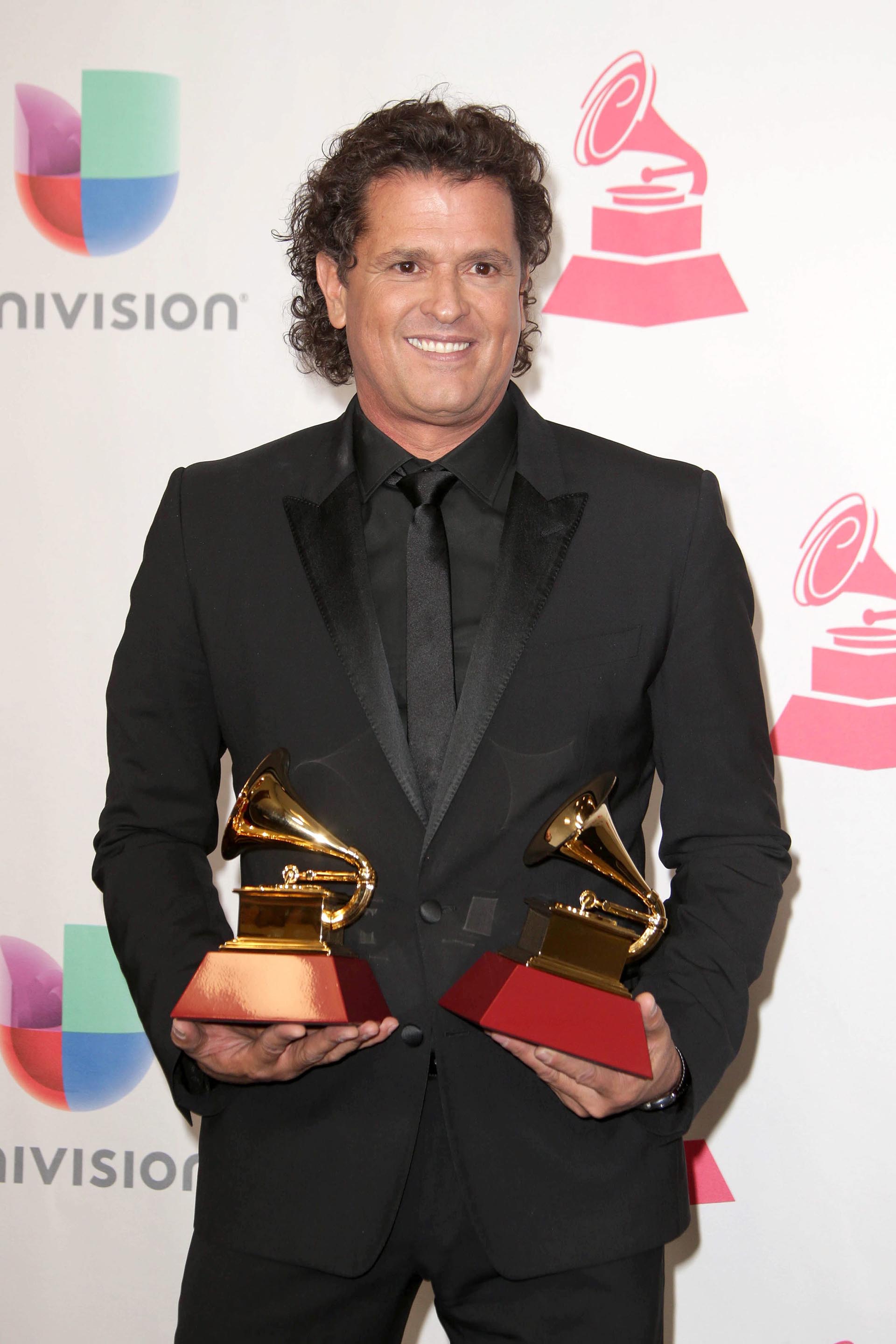 El cantante Carlos Vives posa con sus premios a Canción del Año y Grabación del Año de los Grammy Latino