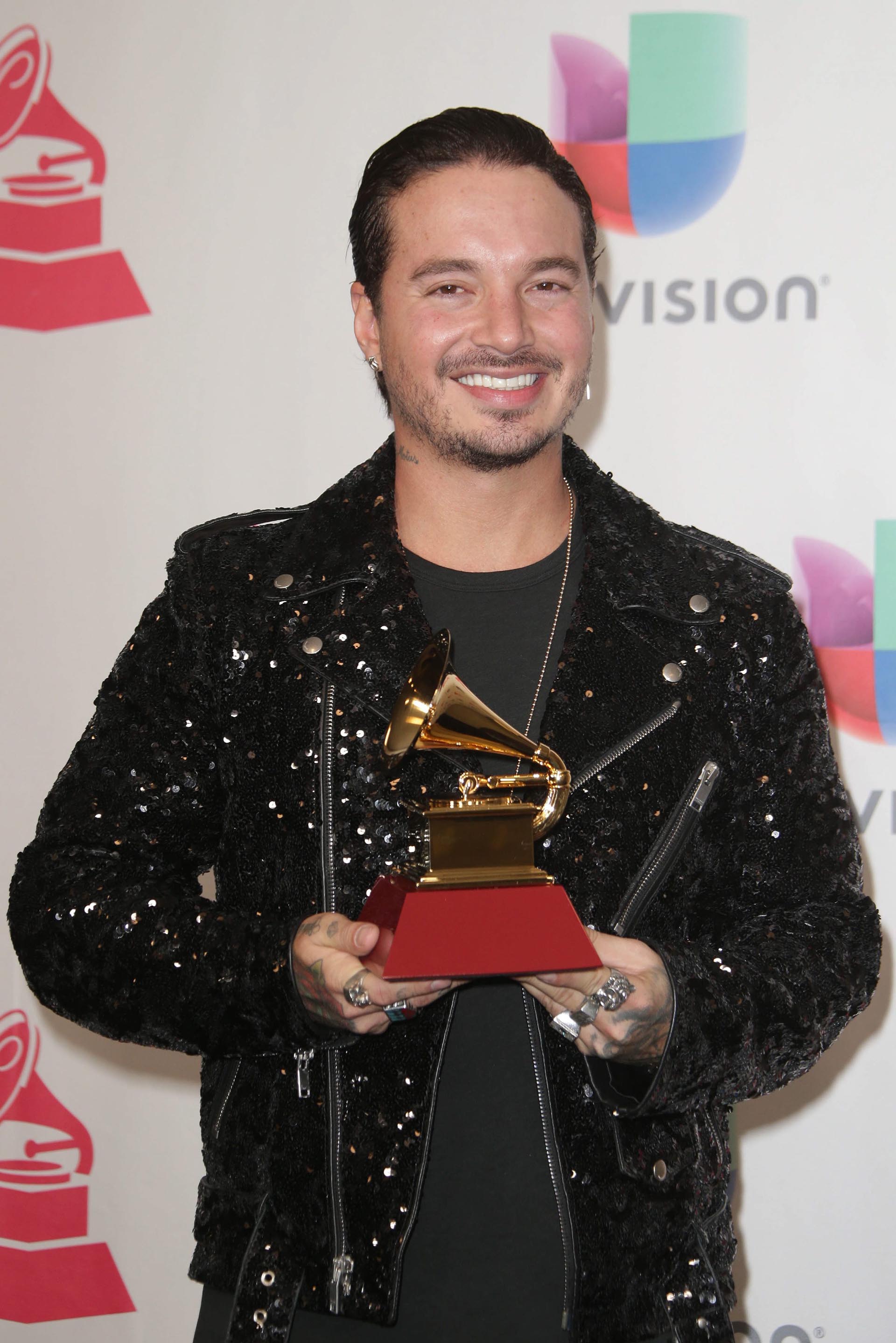 El cantante J. Balvin posa con su premio a Mejor Álbum de Música Urbana