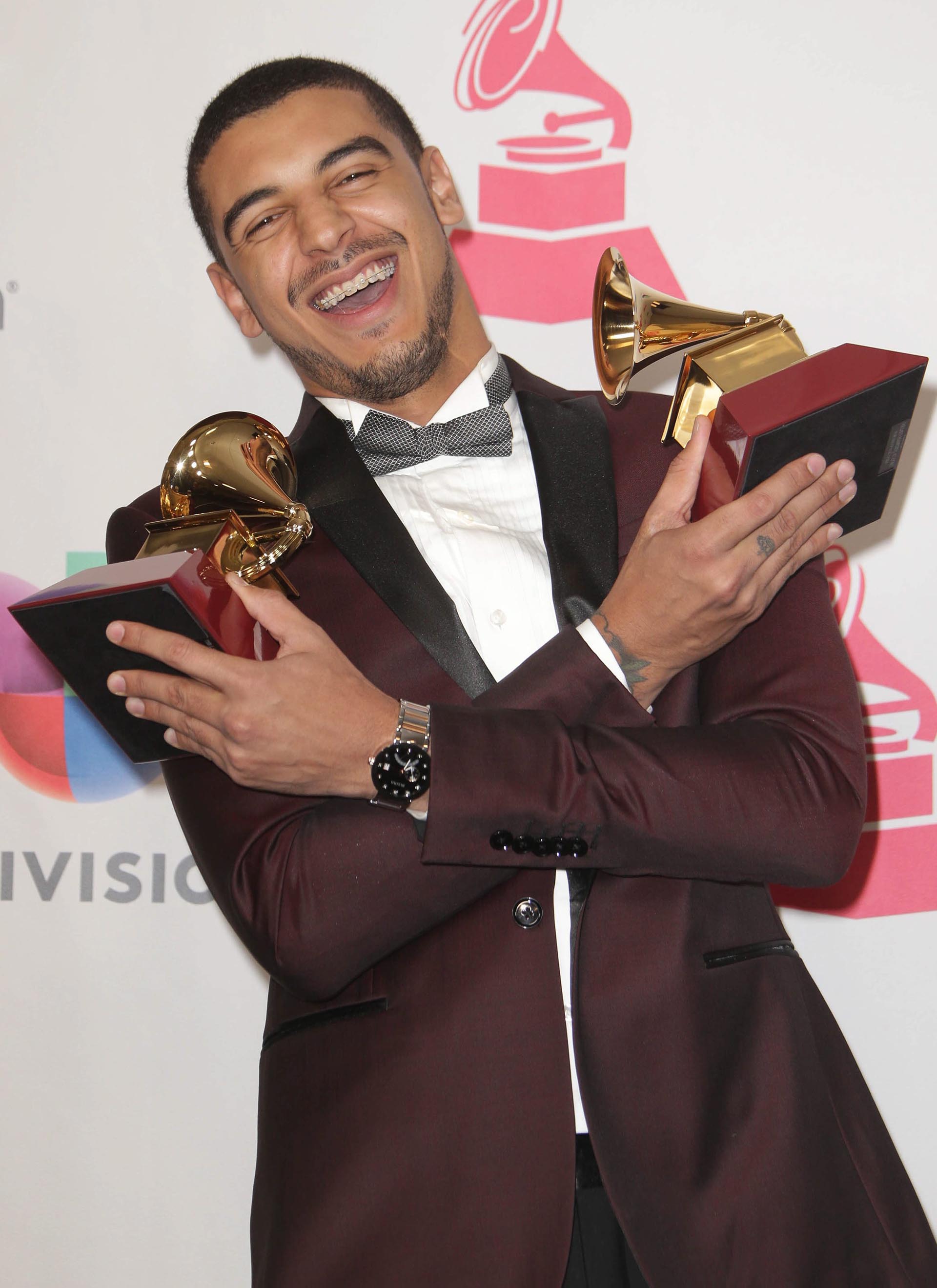 Manuel Medrano posa con sus premios a Mejor Álbum Cantautor y Mejor Artista Nuevo