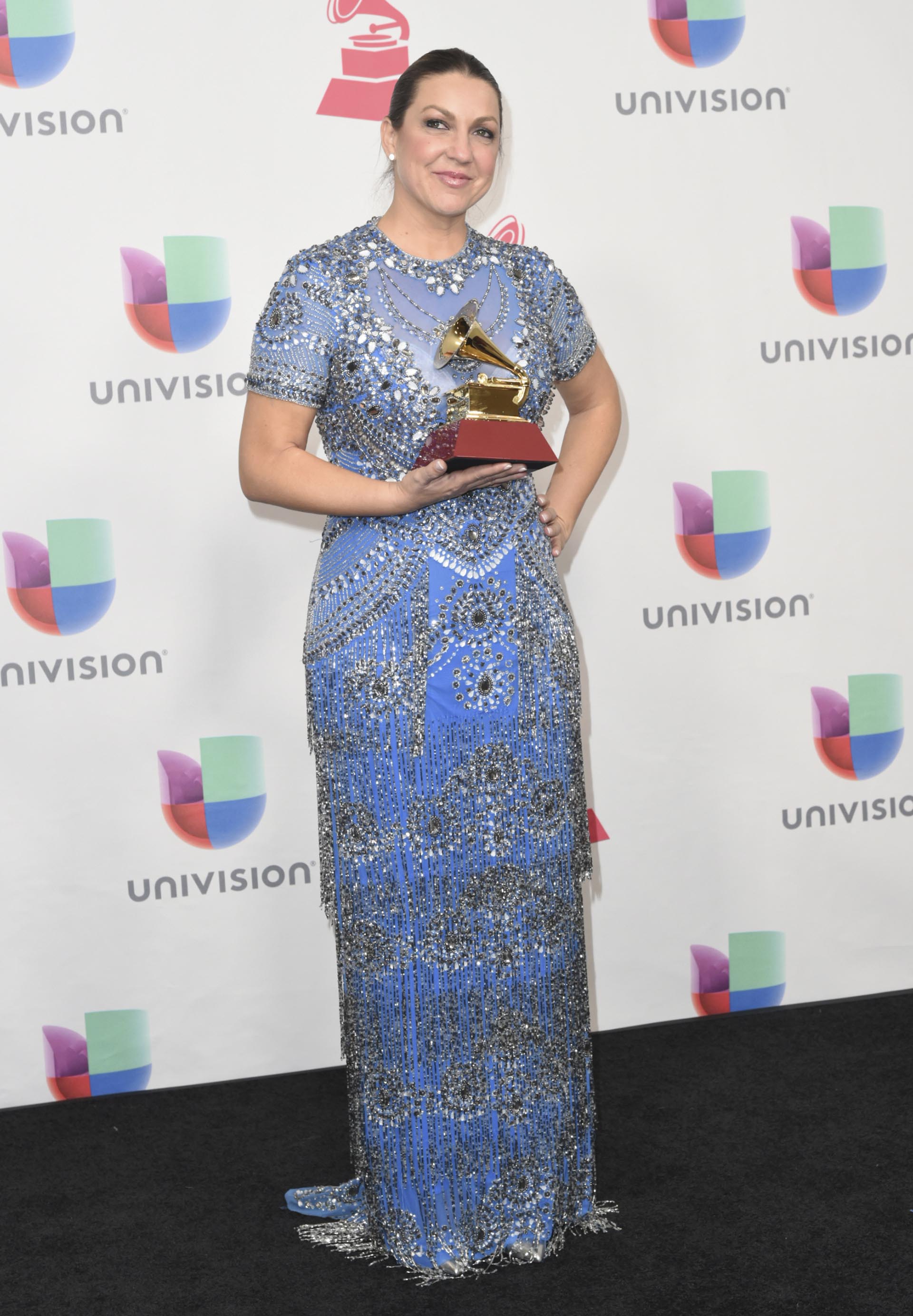 Nina Pastori posa con su premio al mejor álbum de flamenco por “Amame Como Soy”
