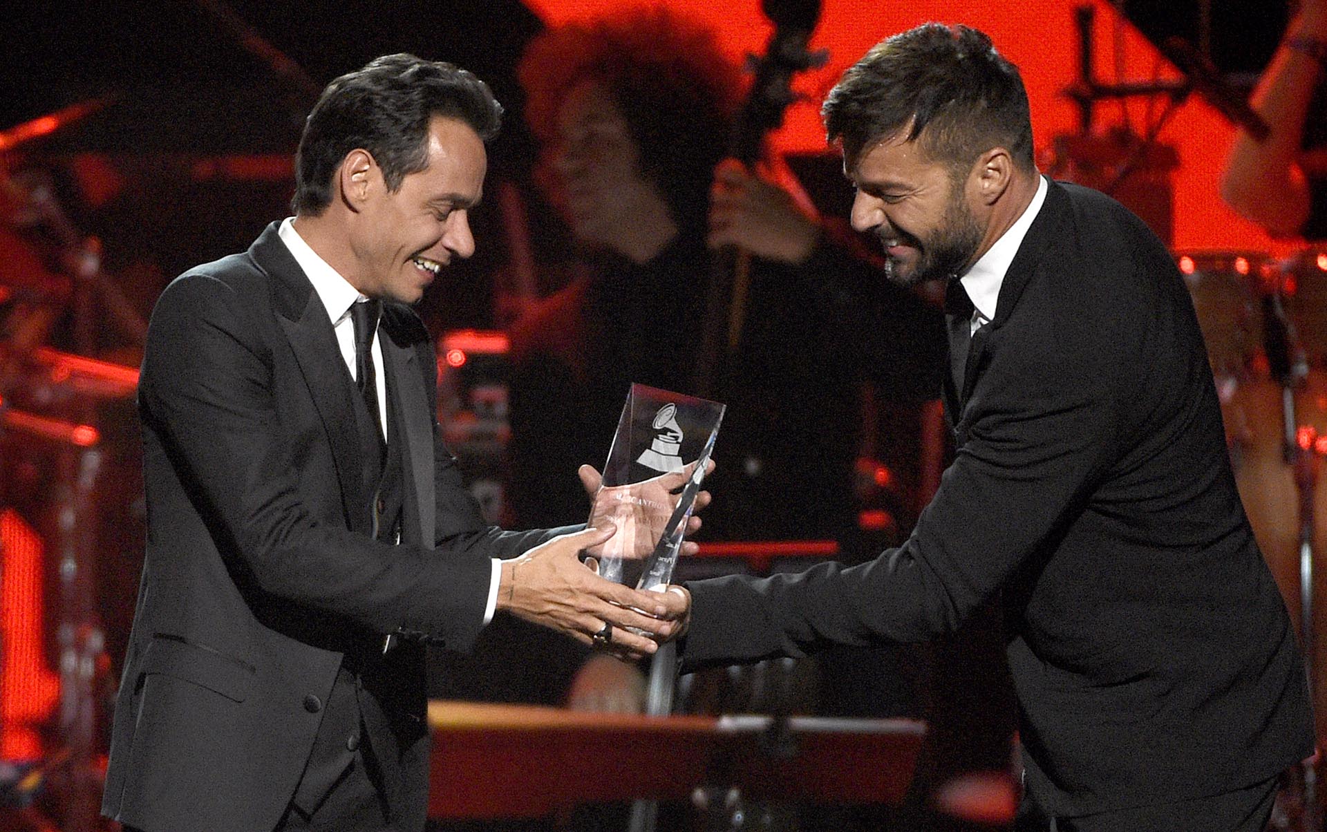 Marc Anthony recibe el premio a la Persona del Año de la mano de Ricky Martin