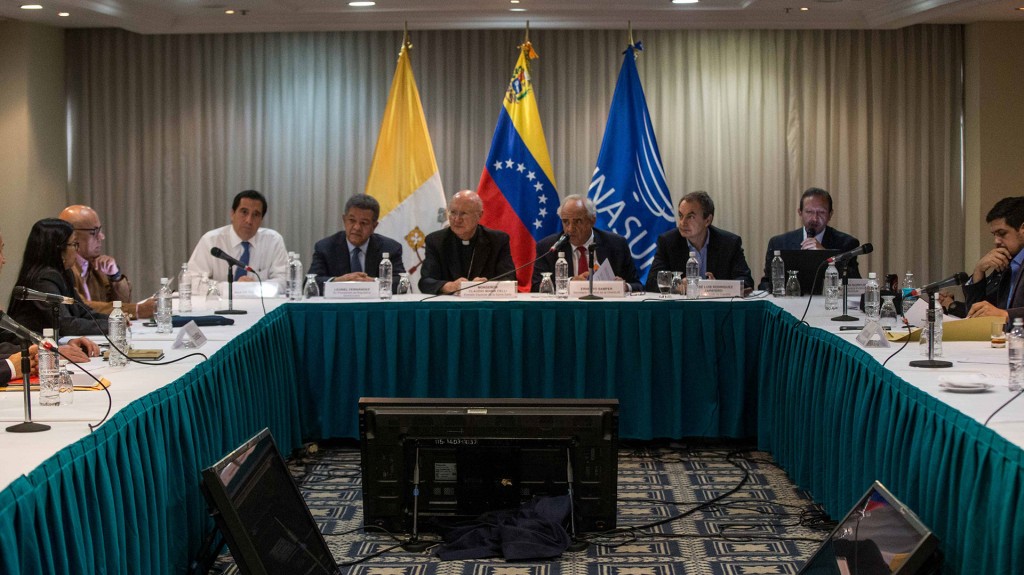 El plenario de la mesa de diálogo de fines de 2016 en Venezuela contó con la participación de un enviado del Vaticano y ex presidentes de la Unasur (EFE)