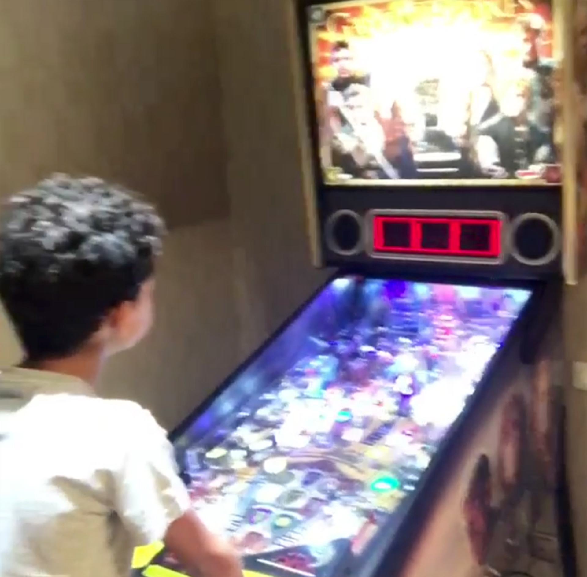 Ronaldo Jr, disfrutando del flipper y del tiempo con su padre