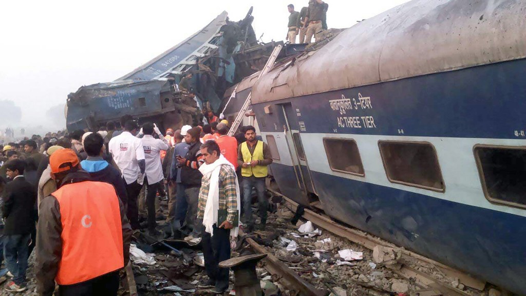 El Ministerio de Ferrocarriles anunció compensaciones económicas de 350.000 rupias (5.100 dólares) a las familias de los fallecidos, 50.000 rupias (730 dólares) para los heridos graves y 25.000 rupias (365 dólares) para los leves (AFP)