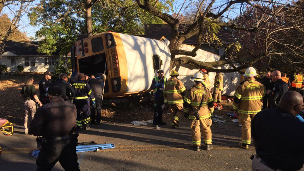 Policía y bomberos trabajan en el lugar del accidente