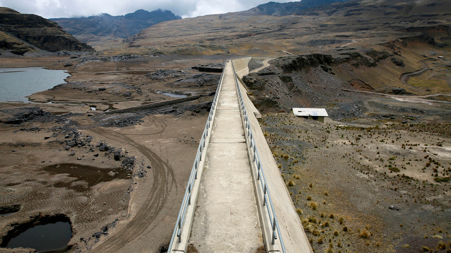 La sequía que sufre Bolivia, la peor en los últimos 25 años, afecta también a otras ciudades y al área rural y ha ocasionado protestas ciudadanas e incluso insólitos rituales y procesiones en el campo para pedir a Dios que llueva (Reuters)