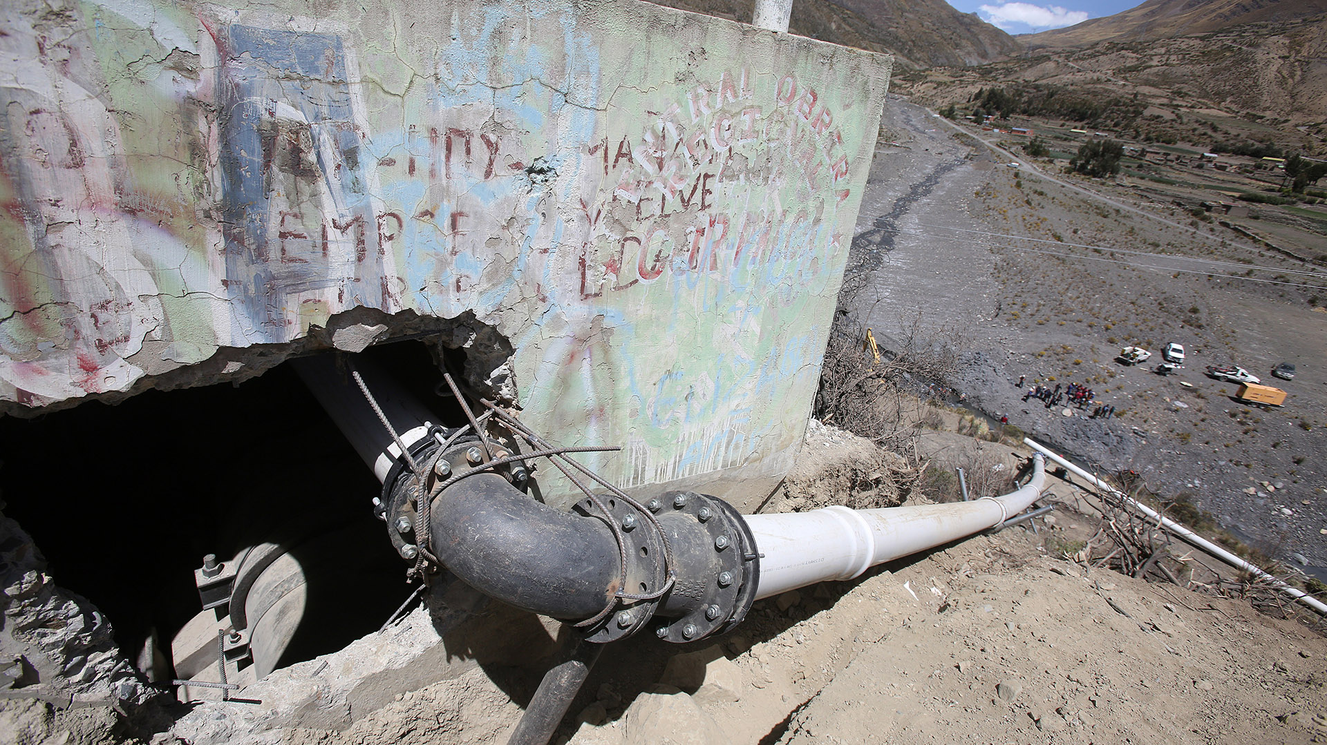 Obras en el sector de Collpani desde donde se intentará bombear agua para La Paz. El problema ha provocado que el presidente Evo Morales destituya a dos autoridades por su mala gestión ante la sequía (EFE)