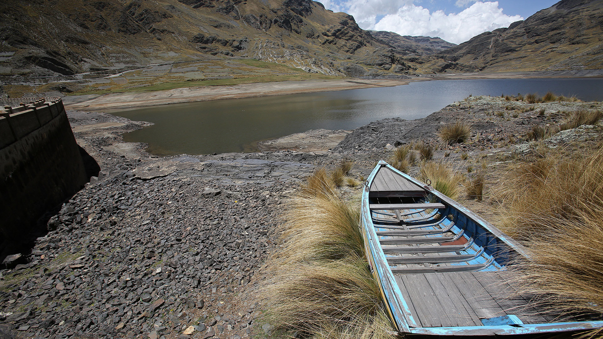 Vista de la represa de Hampaturi, en La Paz, en estado de sequía, lo que provocado racionamientos de agua para alrededor de 340.000 bolivianos (EFE)