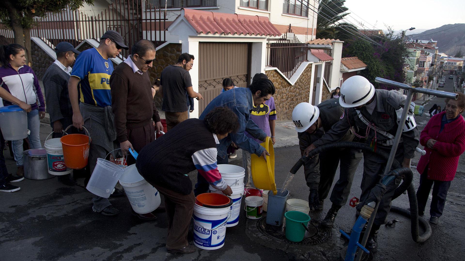 Militares estuvieron dando agua a muchos vecinos de La Paz (AP)