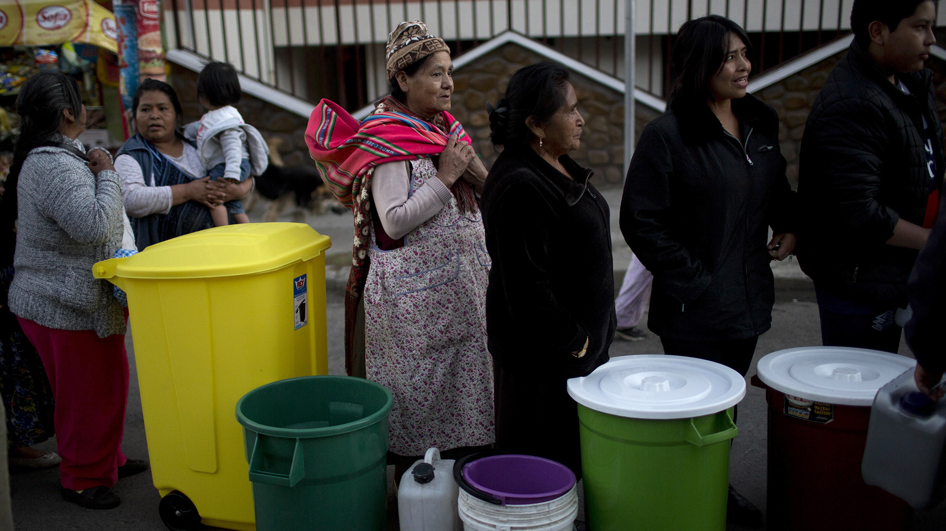 Las filas de los bolivianos por intentar conseguir agua (AP)