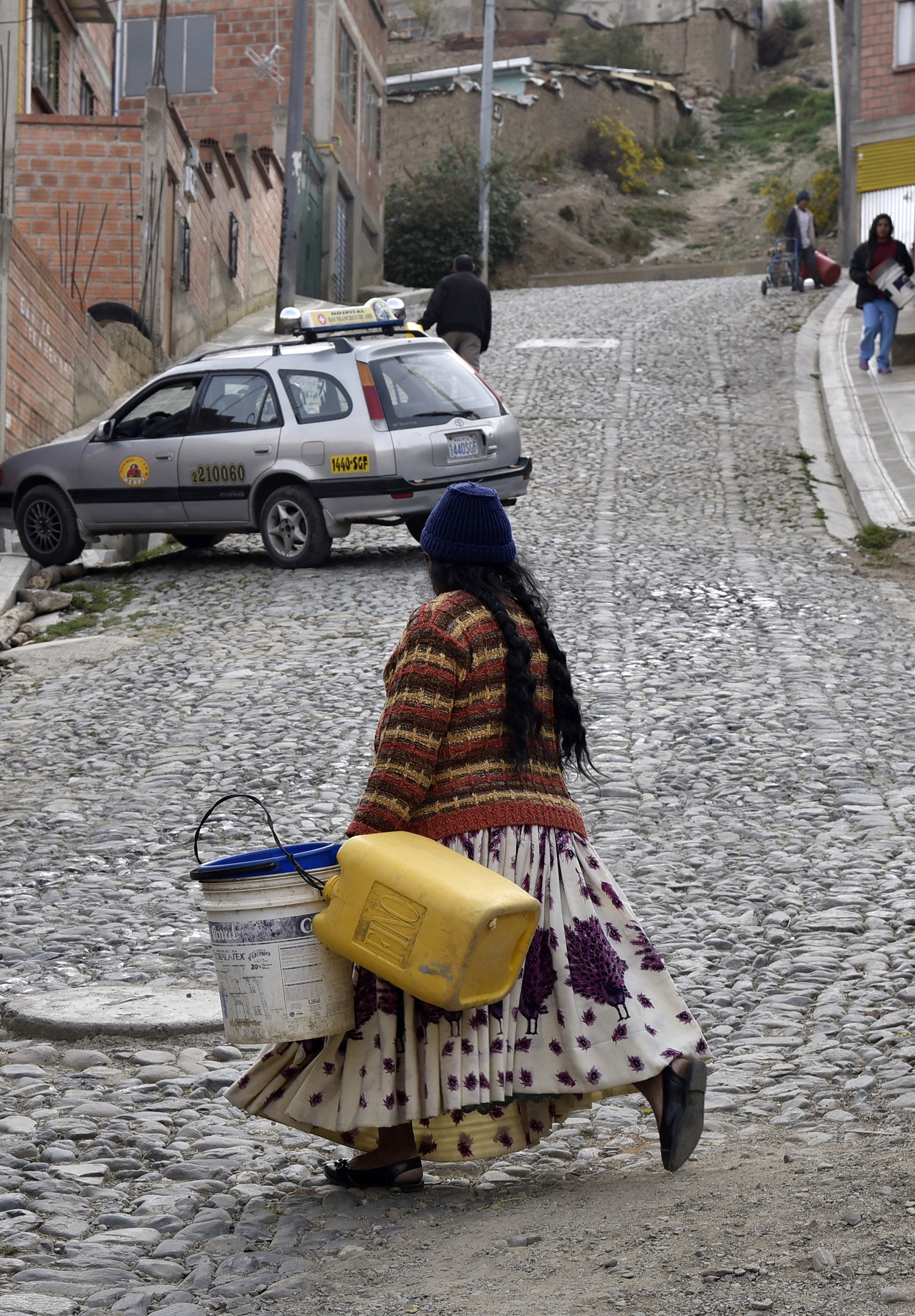 Una mujer camina por las calles de La Paz en busca de agua (AFP)