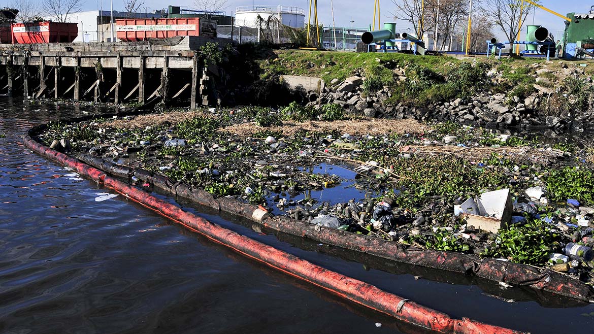 La basura se amontona en una de las orillas del riachuelo