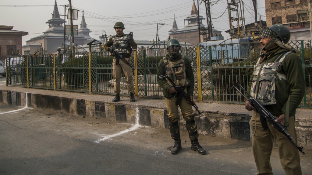 Pakistán acusa al ejército indio de atacar deliberadamente a los civiles en la región disputada (AP)