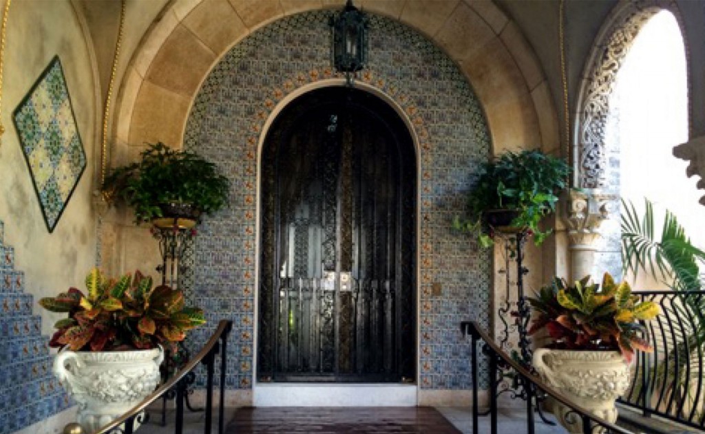 Algunas de las mejores voces del mundo han sonado entre sus paredes, como Elton John, Celine Dion, Diana Ross y Luciano Pavarotti, para galas benéficas (The Washington Post)