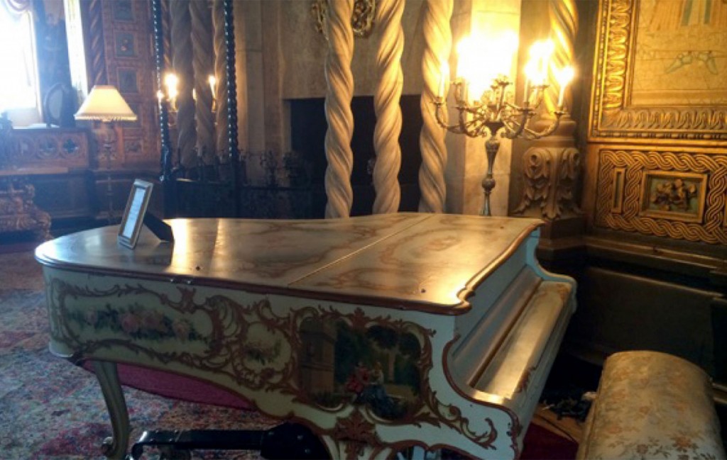 Según recuerda el propio Trump, primero ofreció USD 28 millones, pero rechazaron su oferta. Por ello, compró la propiedad vecina, junto a la orilla, y amenazó con levantar un muro. El precio cayó dramáticamente (The Washington Post)