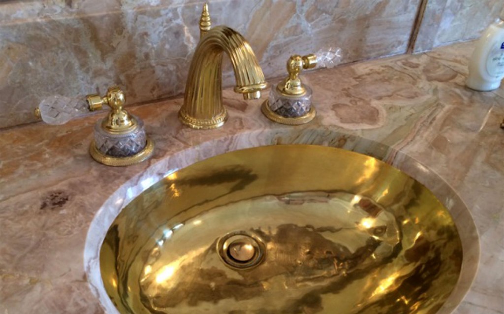 La propiedad tiene casi 7 hectáreas y 126 habitaciones, y detalles de oro y mármol (The Washington Post)