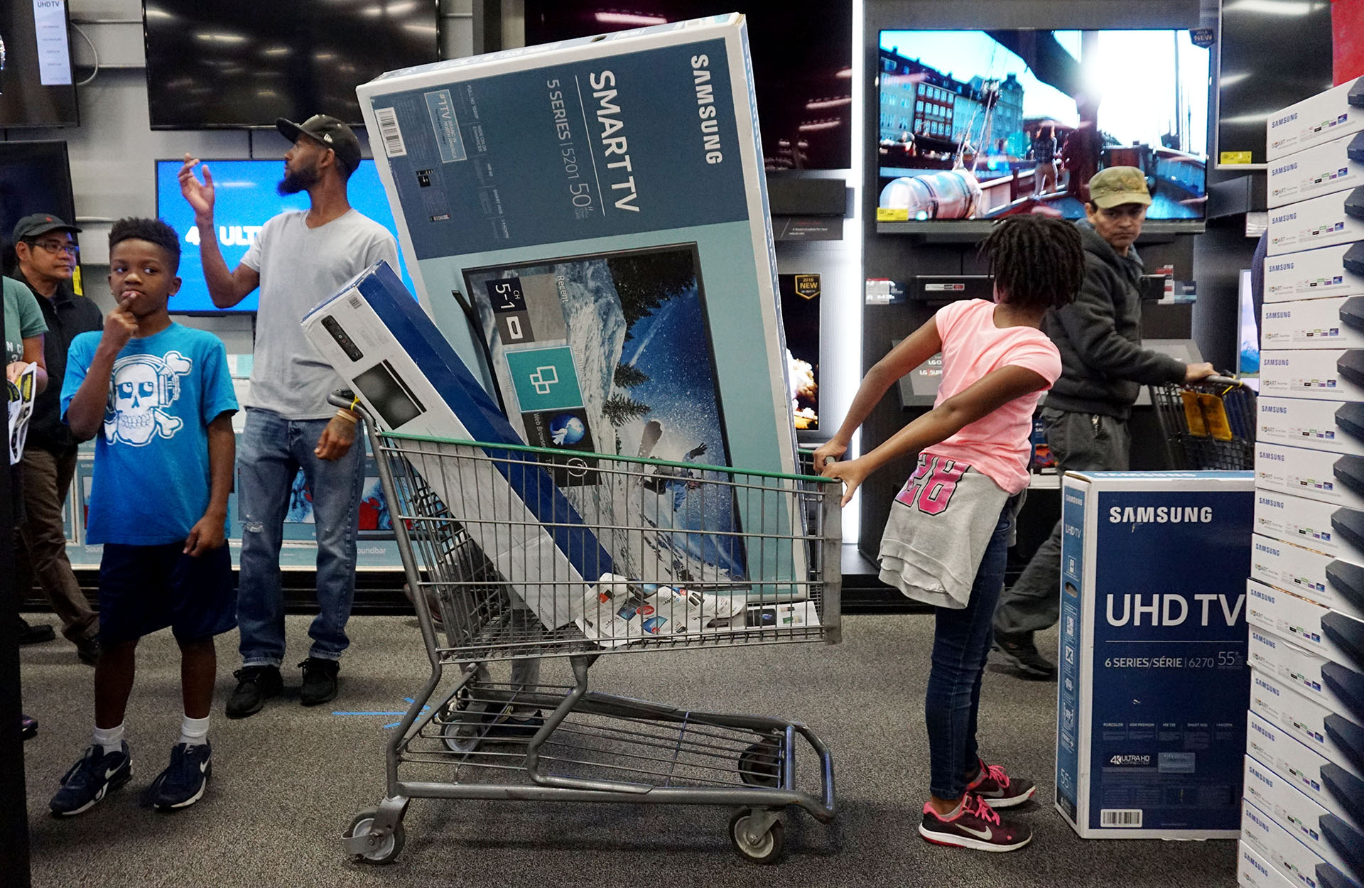 Millones de televisores se venden antes de la medianoche del jueves en las tiendas de los EEUU (AFP PHOTO / Sandy Huffaker)
