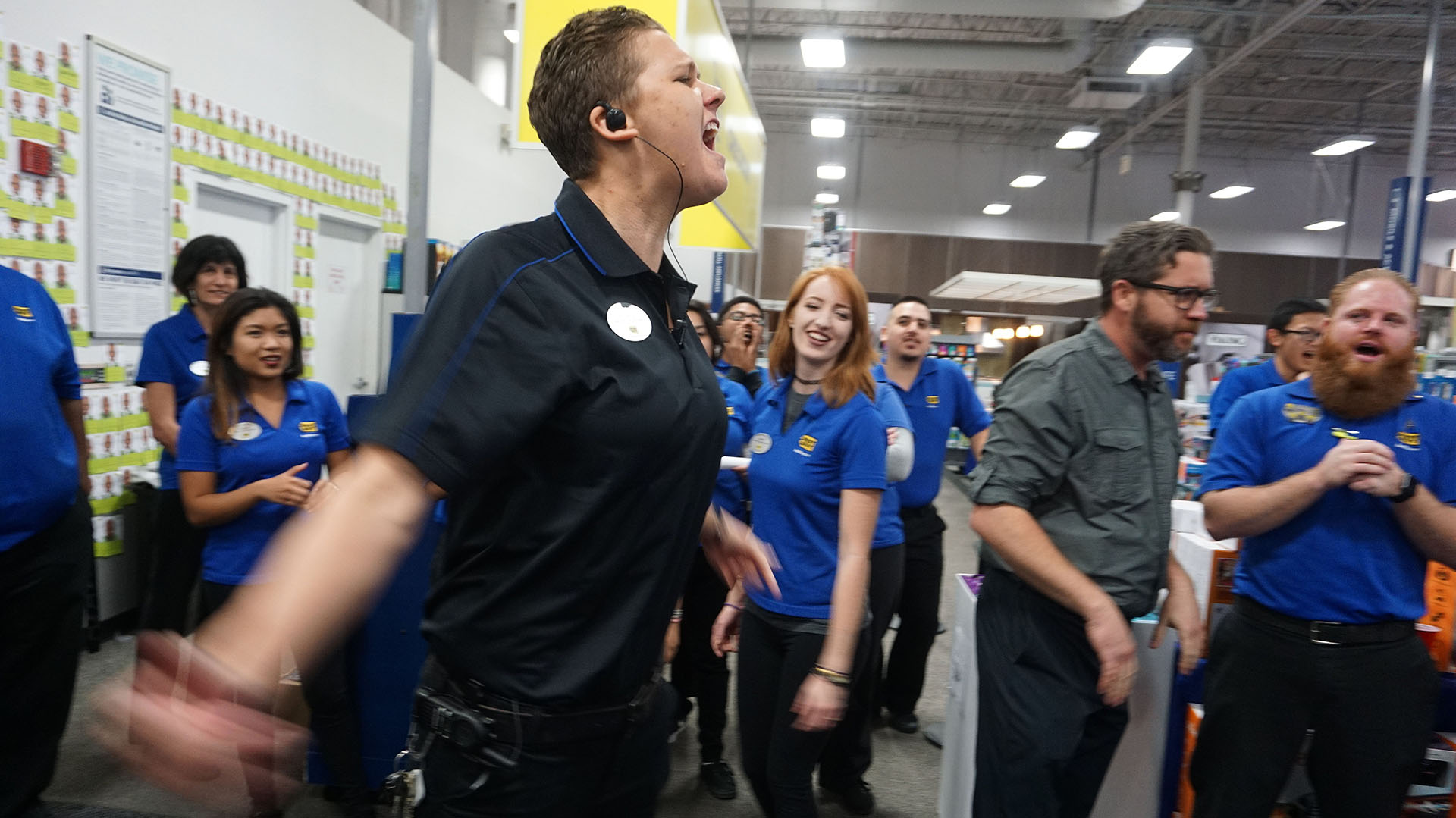 Empleados de Best Buy gritan para poner orden en una tienda de San Diego, California (AFP PHOTO / Sandy Huffaker)