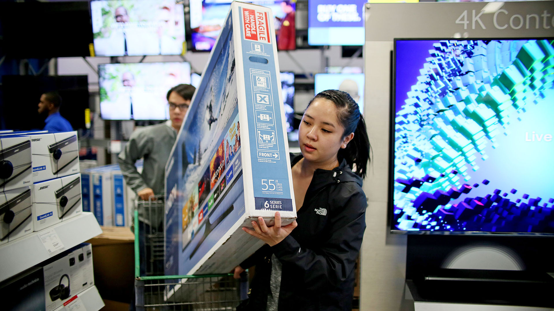 El sector de electrónicos es uno de los más visitados en este Best Buy californiano (AFP PHOTO / Sandy Huffaker)