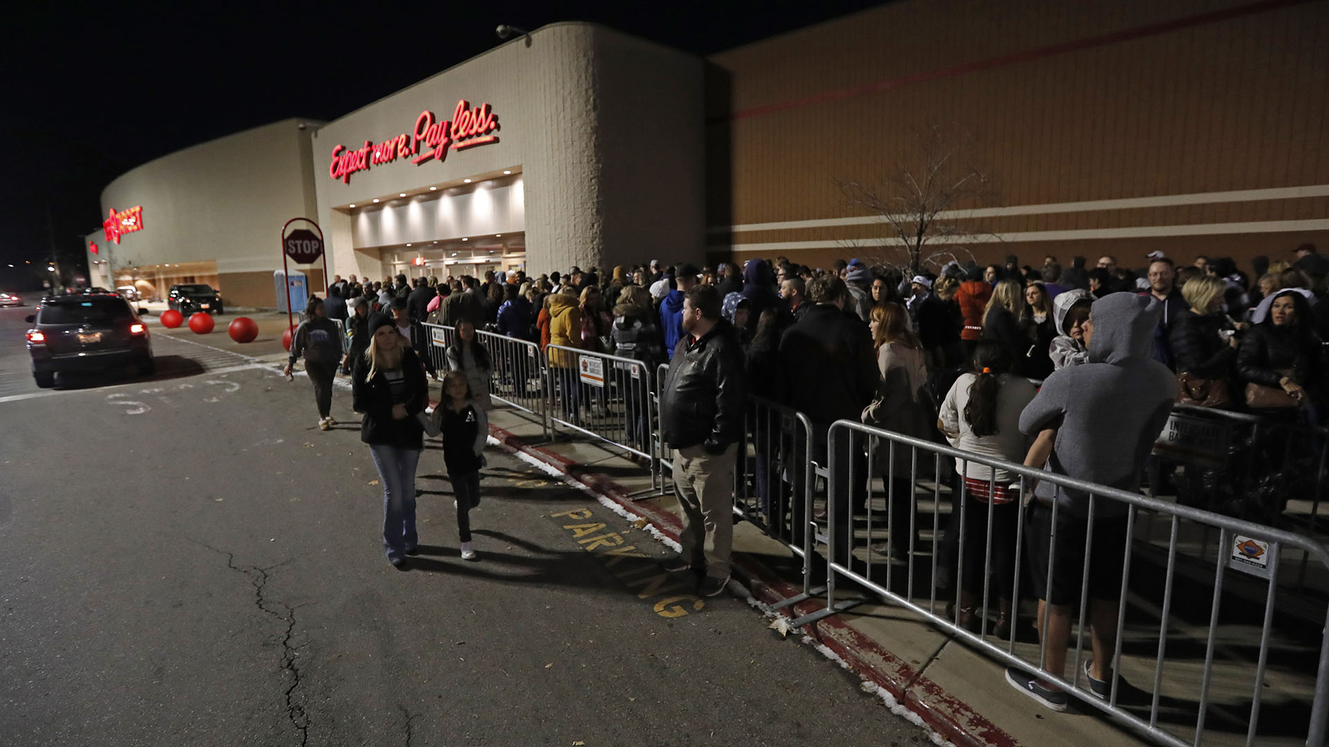 Una larga hilera de compradores aguarda en Orem, Utah, la apertura de los locales tras celebrar el Día de Acción de Gracias en los Estados Unidos (George Frey/Getty Images/AFP)